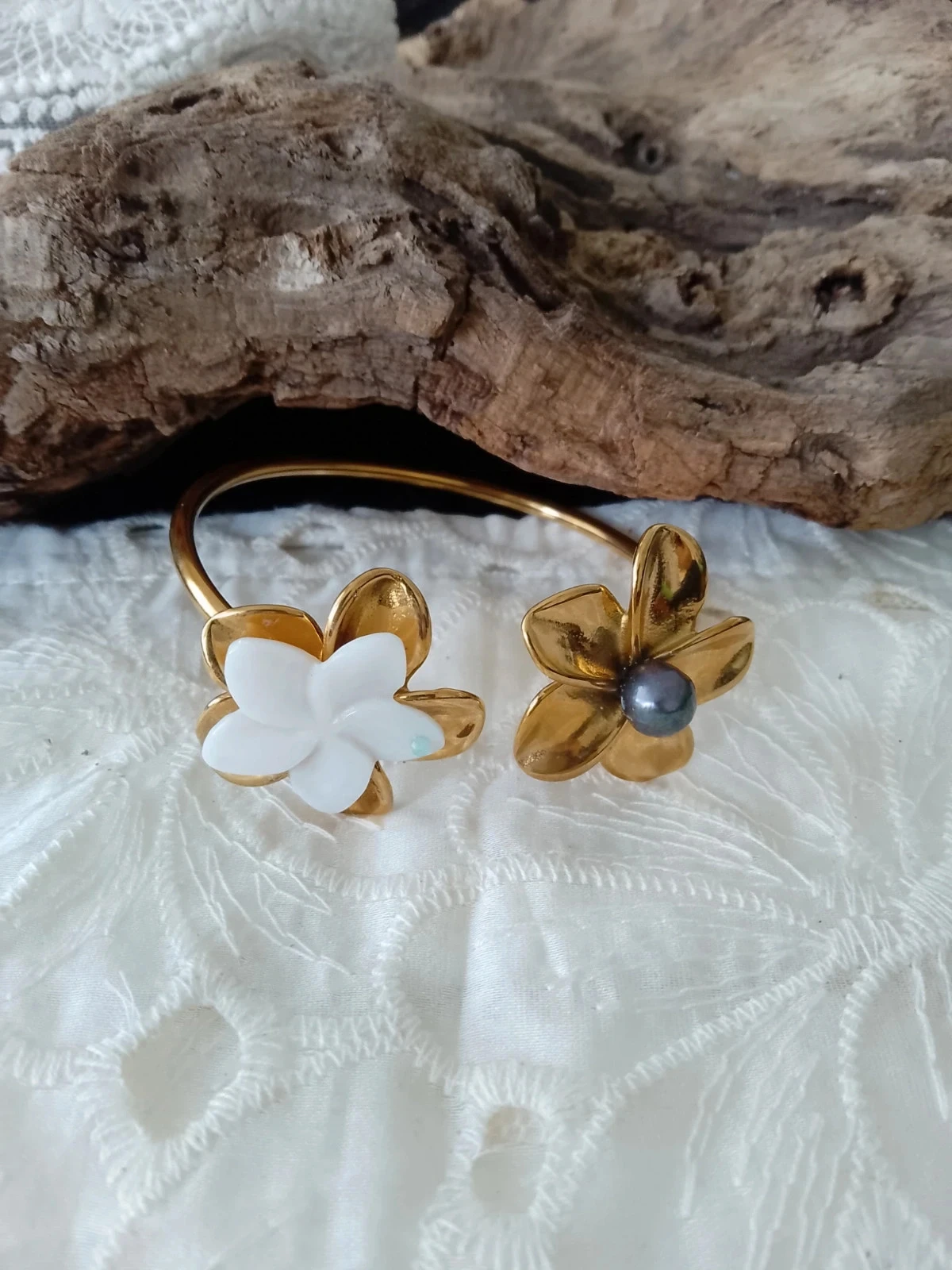 Bracelet bohème fleurs des îles, na'cre blanche et perle de culture d'eau douce